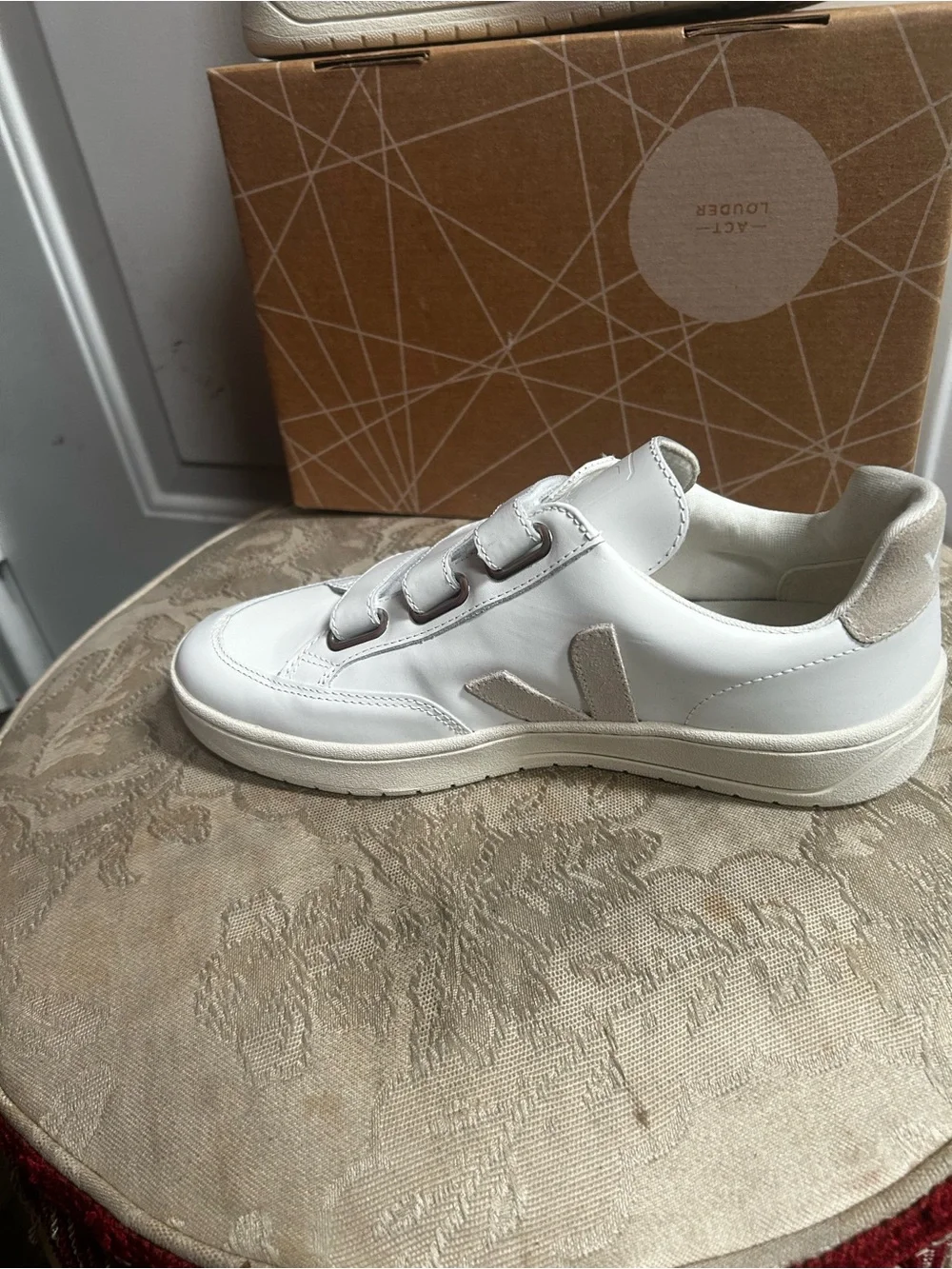 Veja clean white